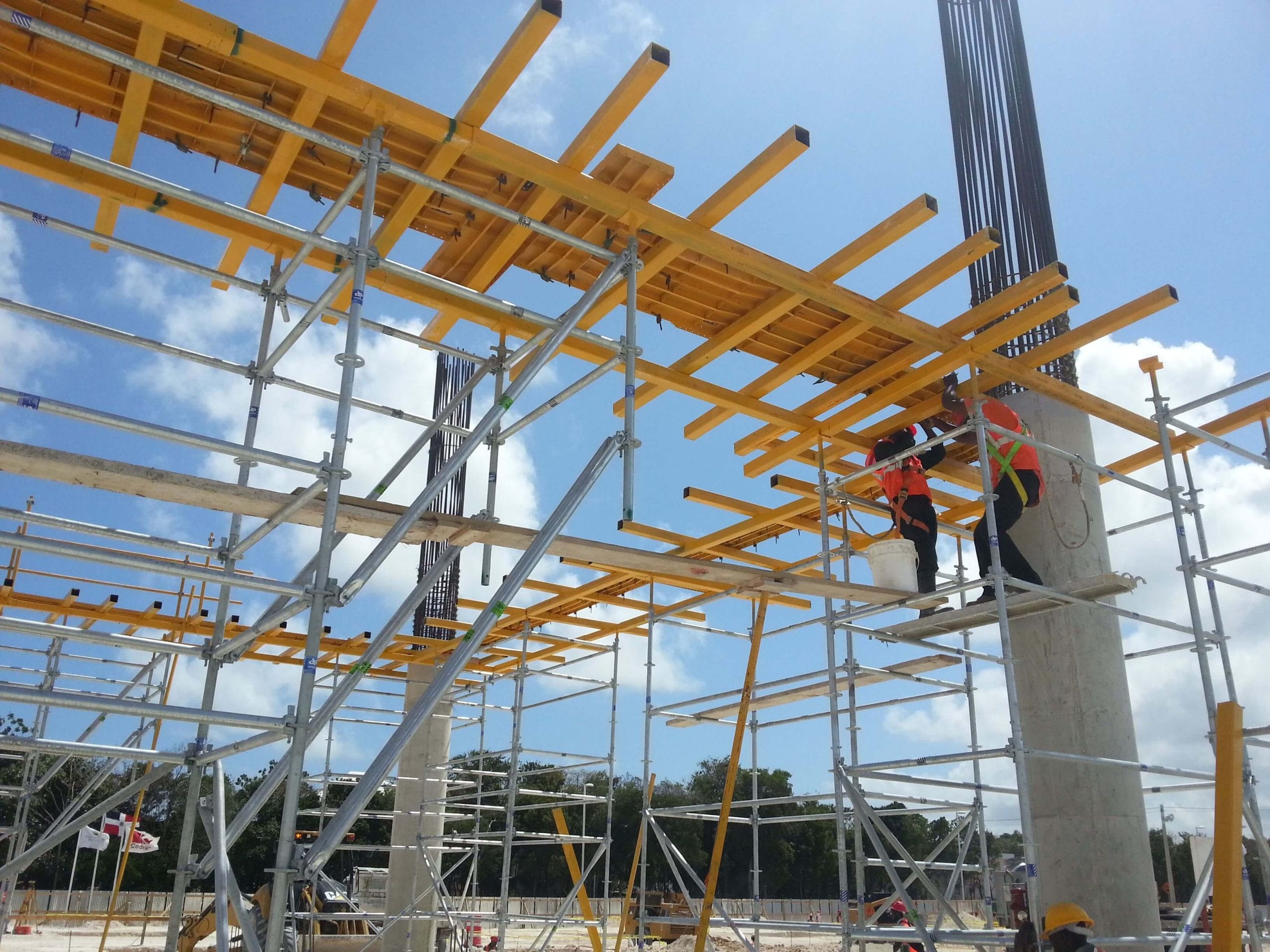 Andamio multidireccional tipo roseta Andescol soportando encofrado horizontal