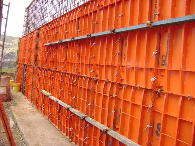 Sistema de formaleta metálica manoportable Andescol para muros y columnas