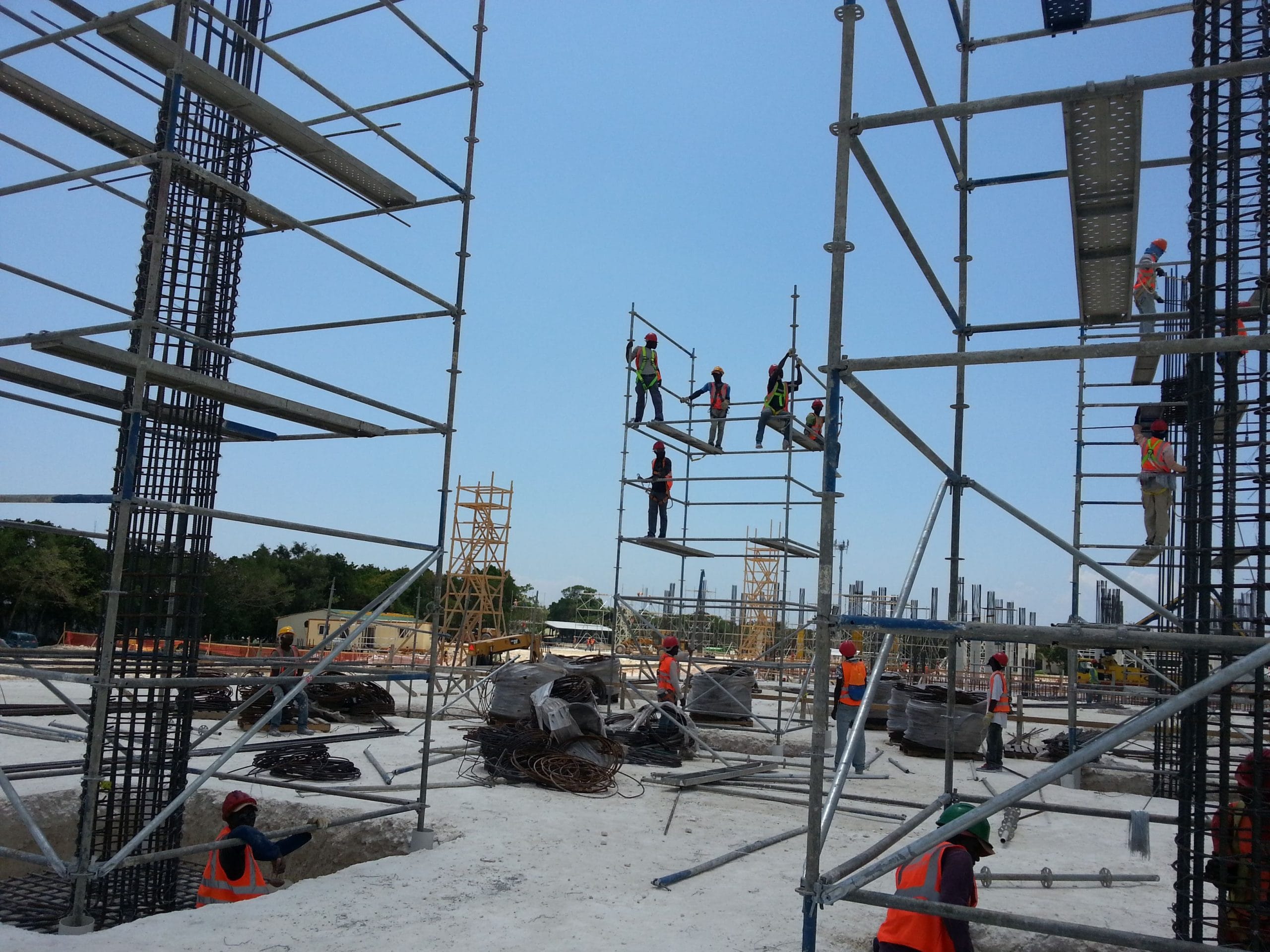 Torre Andescol de asistencia para el vaciado de columnas de concreto
