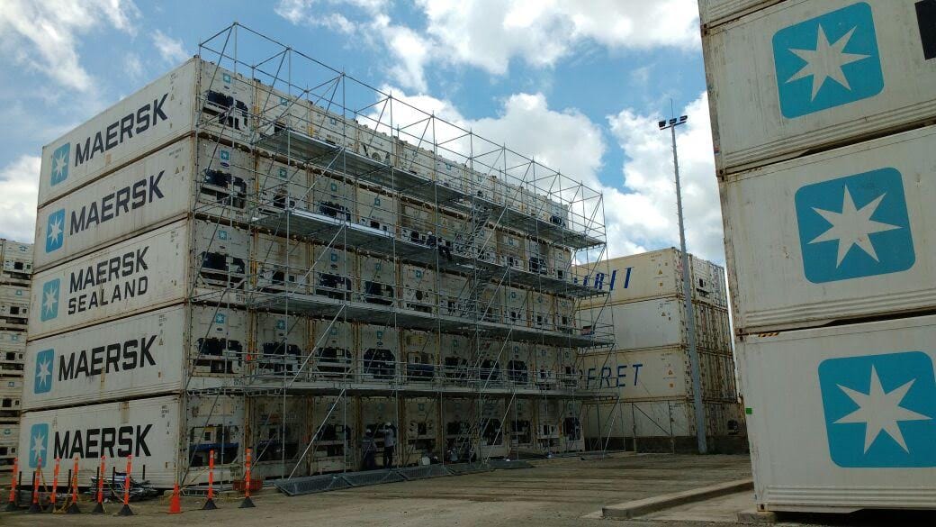 Andamio Andescol montado para el mantenimiento de contenedores