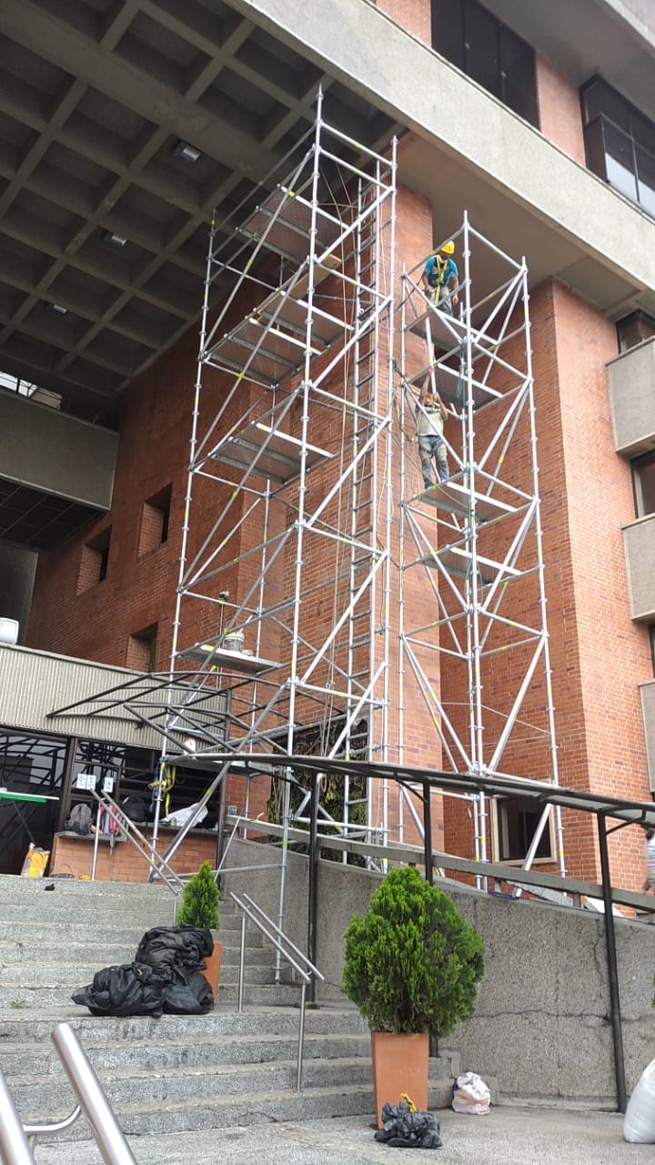 Andamio Andescol montado para la intervención de la fachada de una edificación