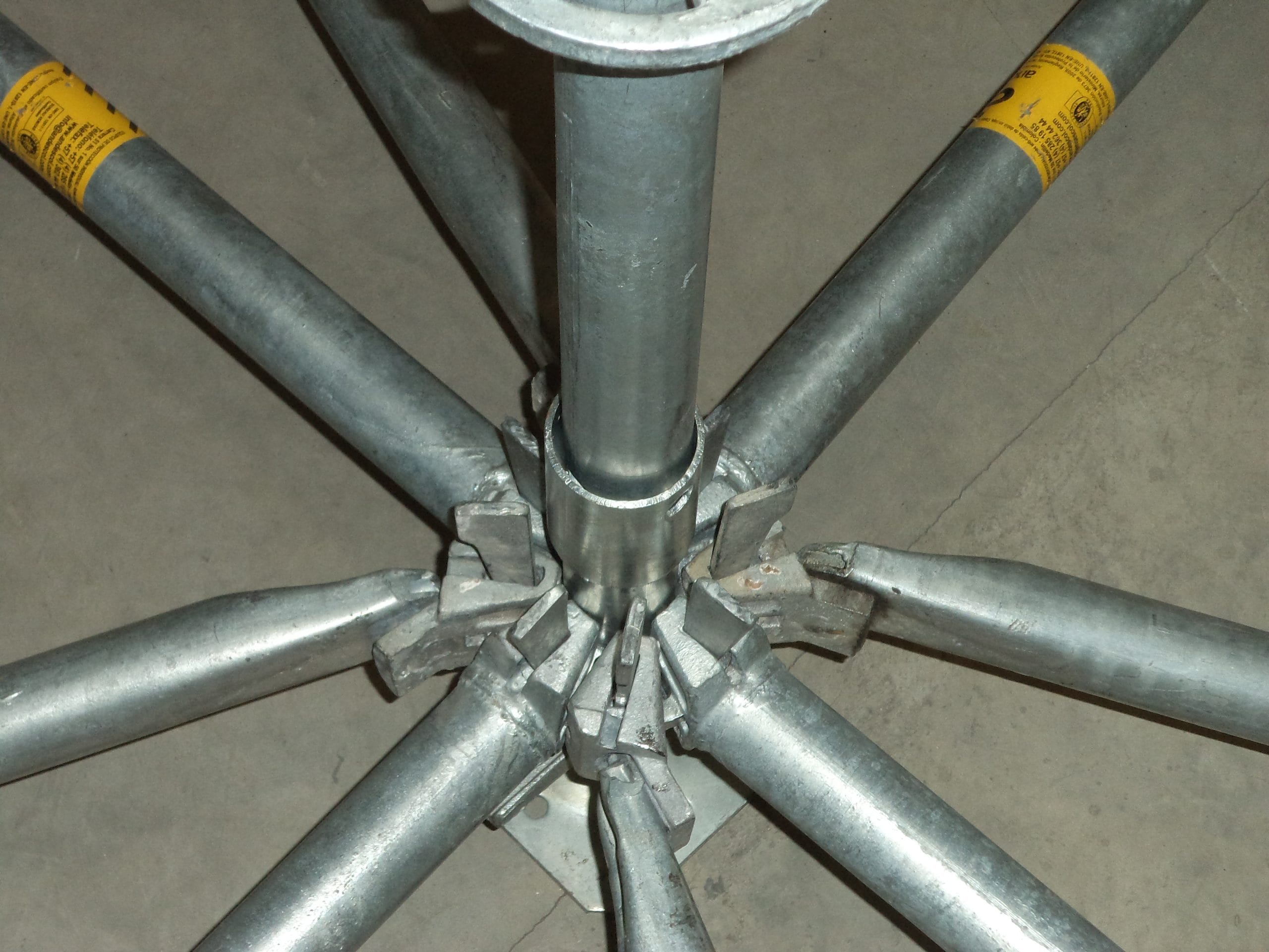 Andamio multidireccional de Andescol con nudo de roseta rodeando una superficie curva