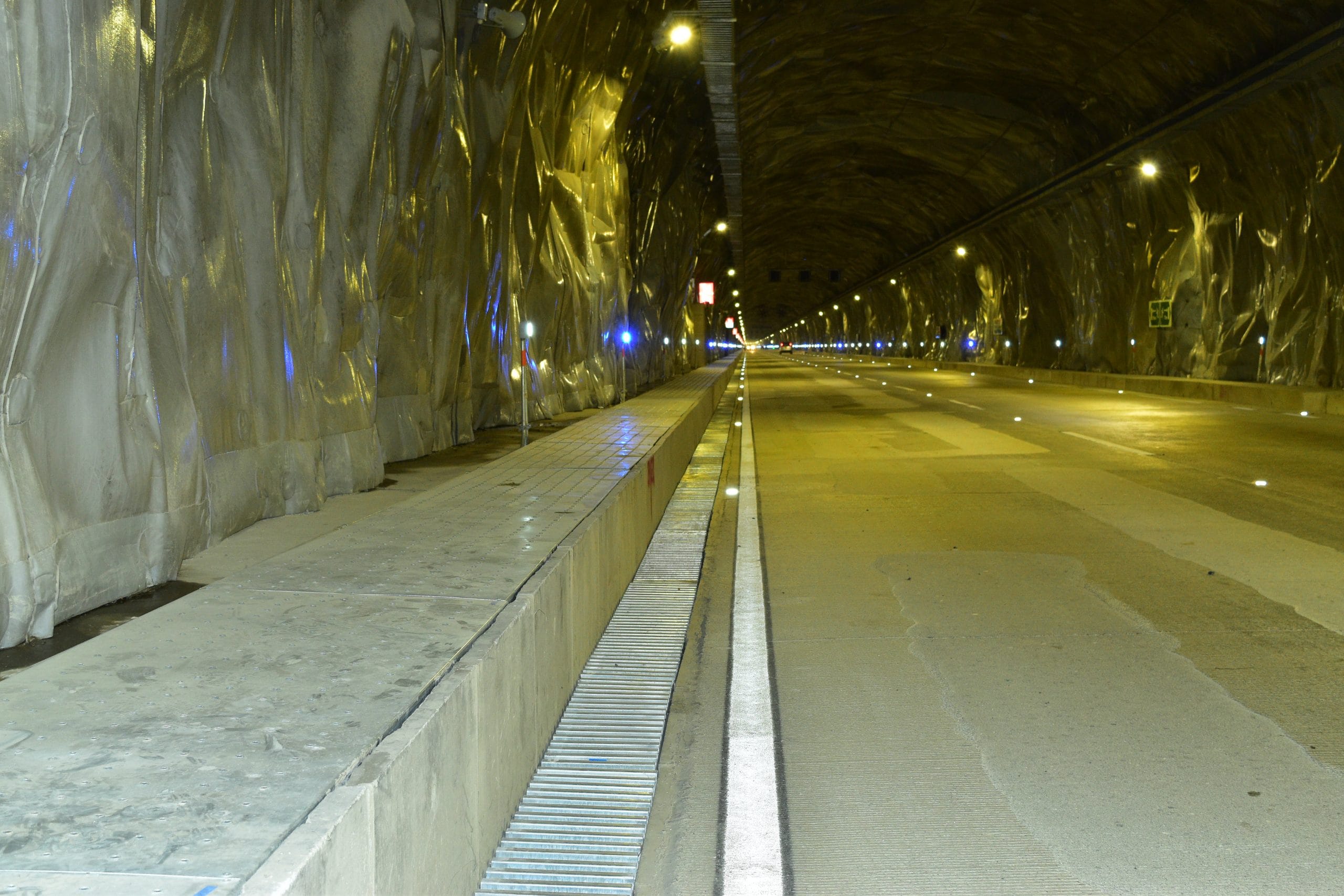 Andén modular de acero galvanizado desarrollado por Andescol e instalado en un túnel