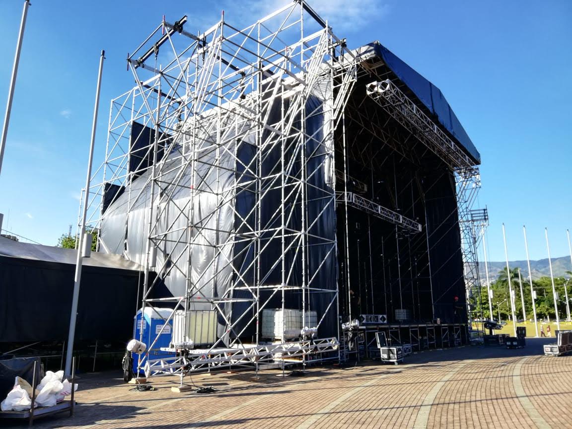 Torre para sonido Andescol montada en un evento nocturno