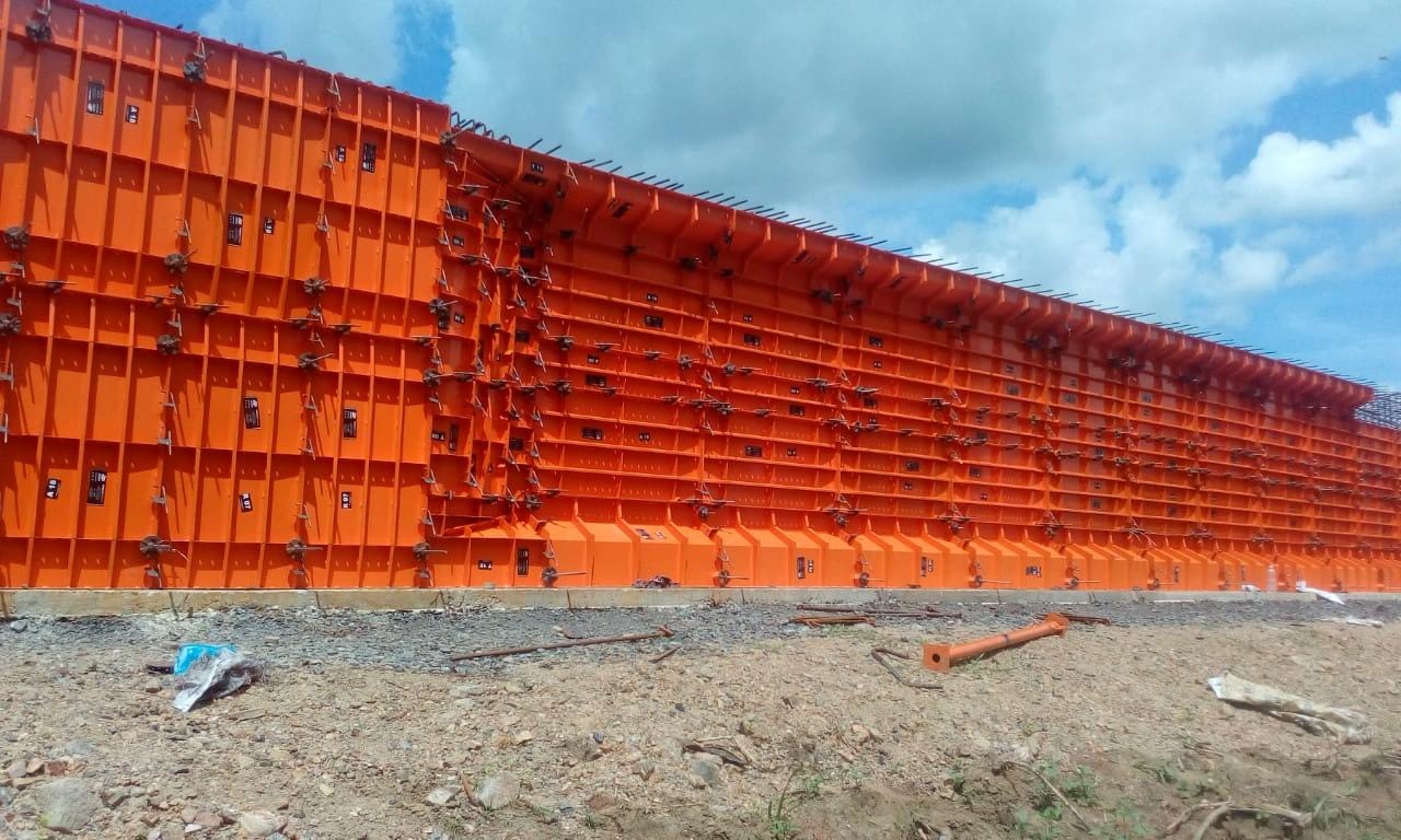 Formaleta metálica Andescol para viga en I de concreto en obra
