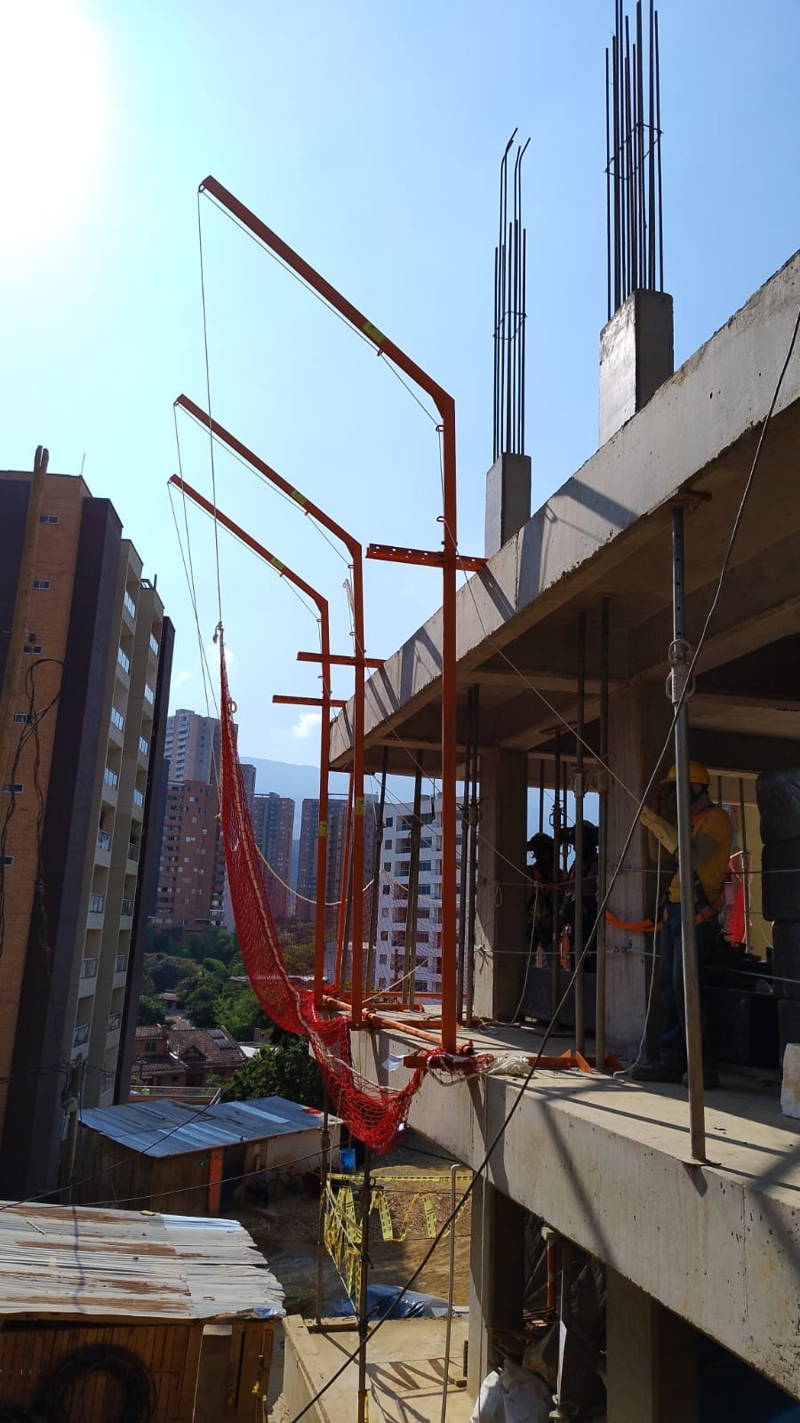 Brazo atrapacaídas tipo V de Andescol instalado en el perímetro de una edificación en construcción