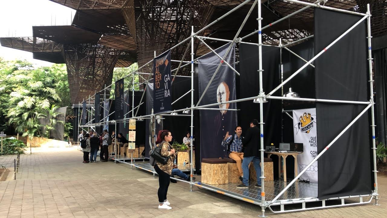 Estructuras para stand Andescol montadas en una feria