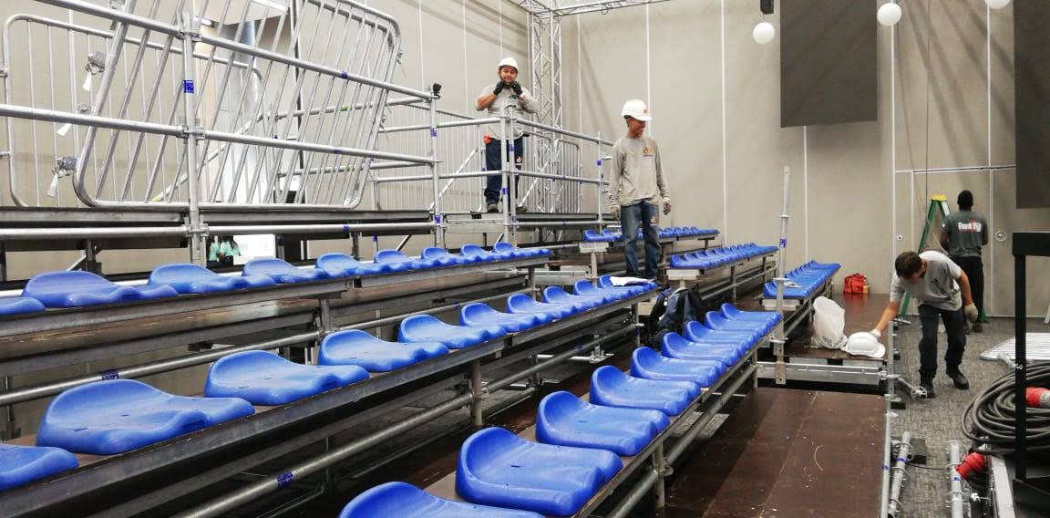 Gradería Andescol con sillas individuales montada en recinto cubierto