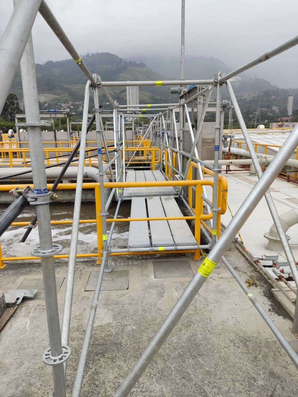 Técnico de Andescol realizando la verificación de componentes de andamio