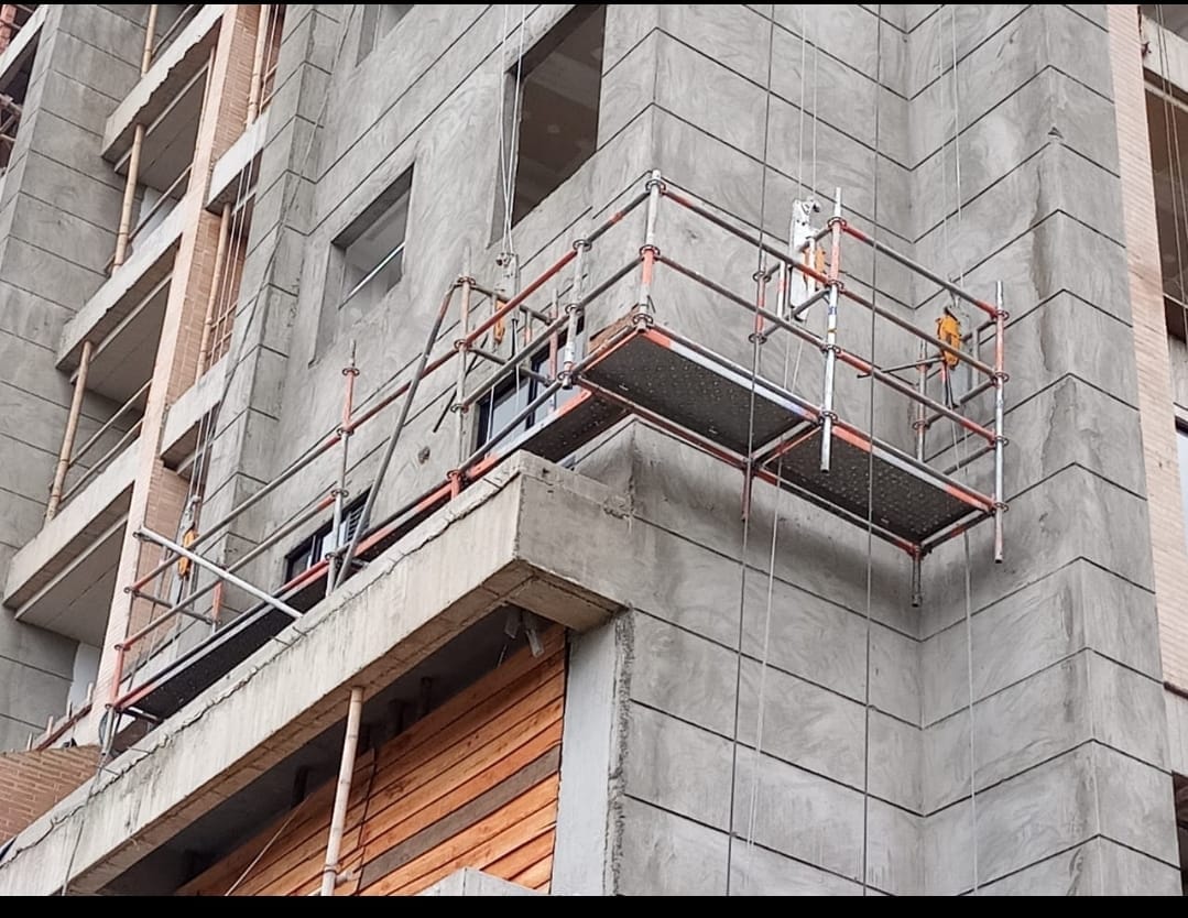 Andamio colgante en obra