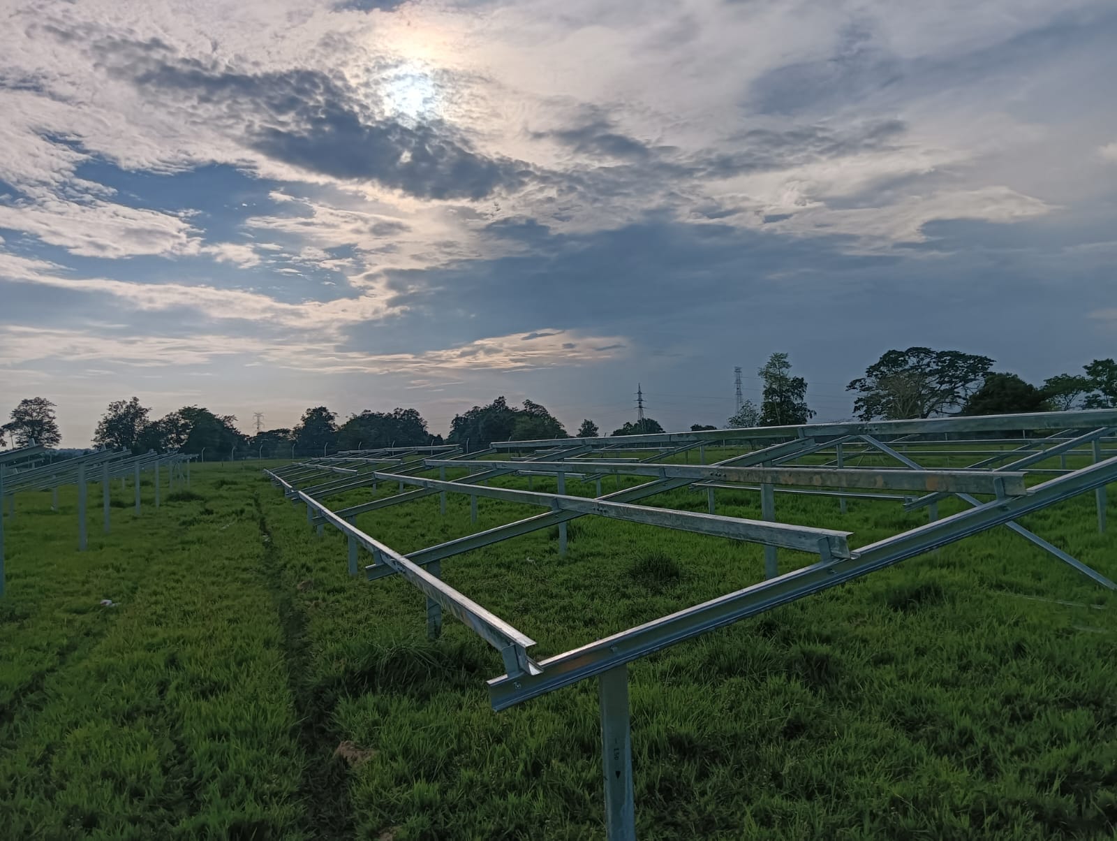 Estructura metálica Andescol para el soporte de paneles en una granja solar