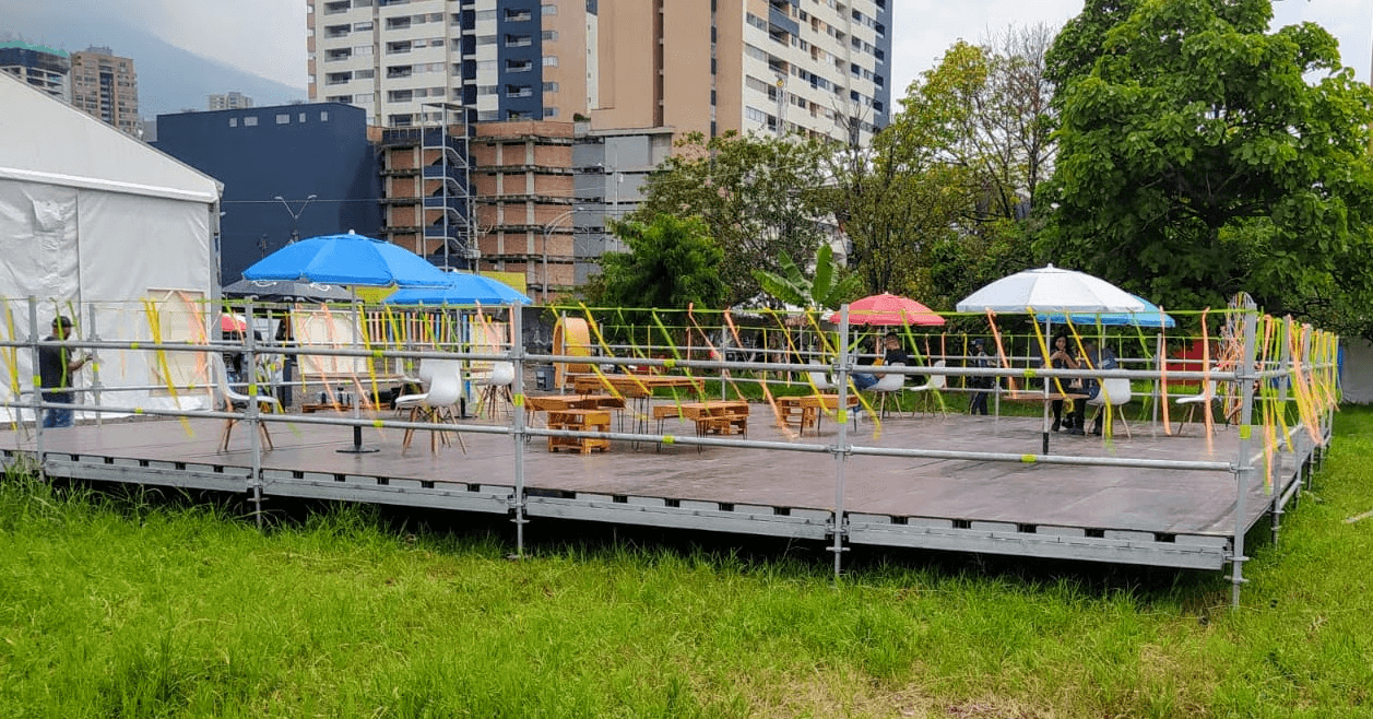 Tarima Andescol montada al aire libre